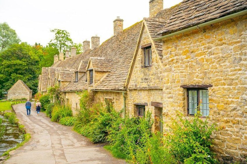 Discover popular villages like Bibury 3