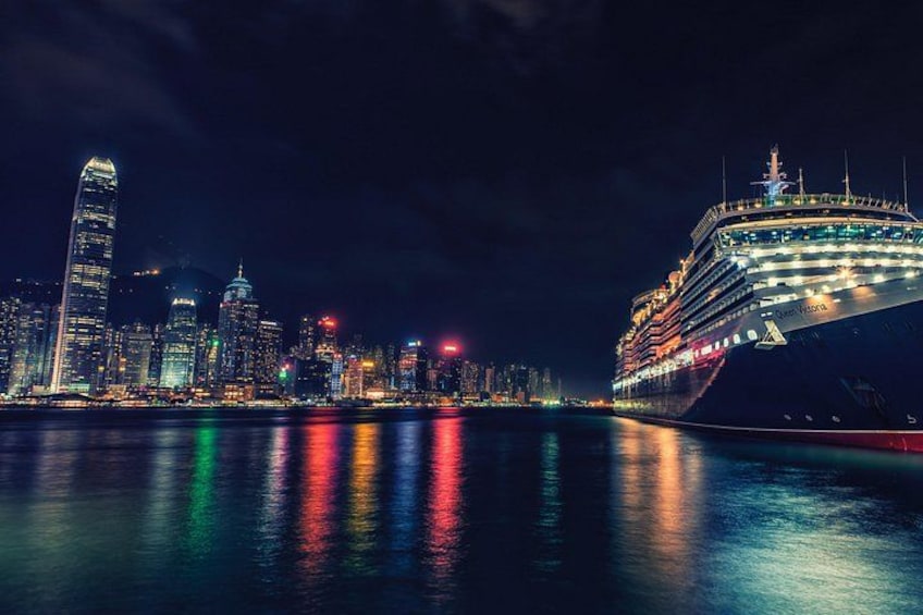 Un crucero llamado 'Seas Vitoria' atracado de noche, con un horizonte urbano de fondo. 3
