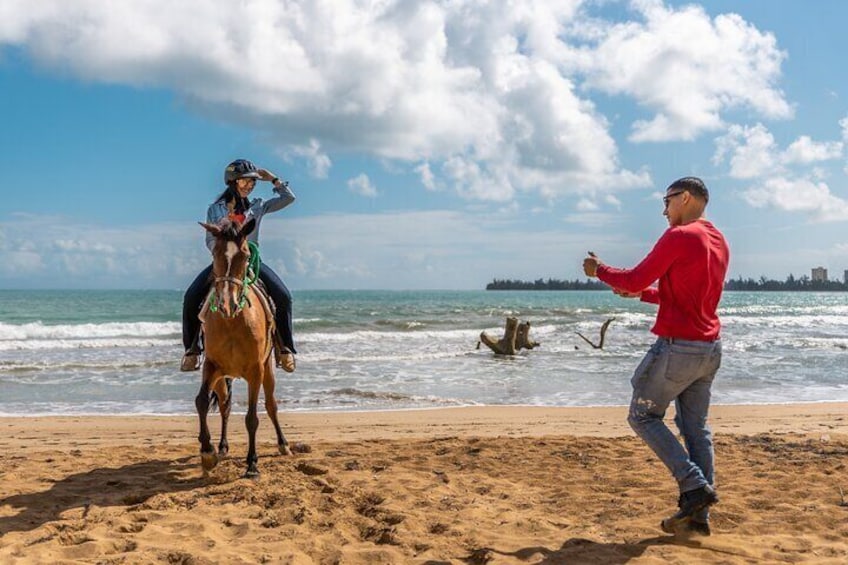 Una persona monta a caballo en una playa con el océano al fondo. 1