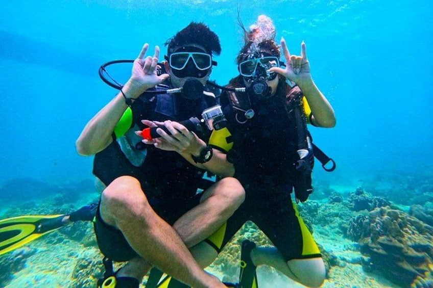 Get a cool couple's photo 2