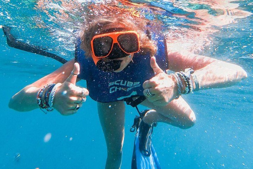 En person under vandet giver tommelfinger op med snorkel og finner. 5