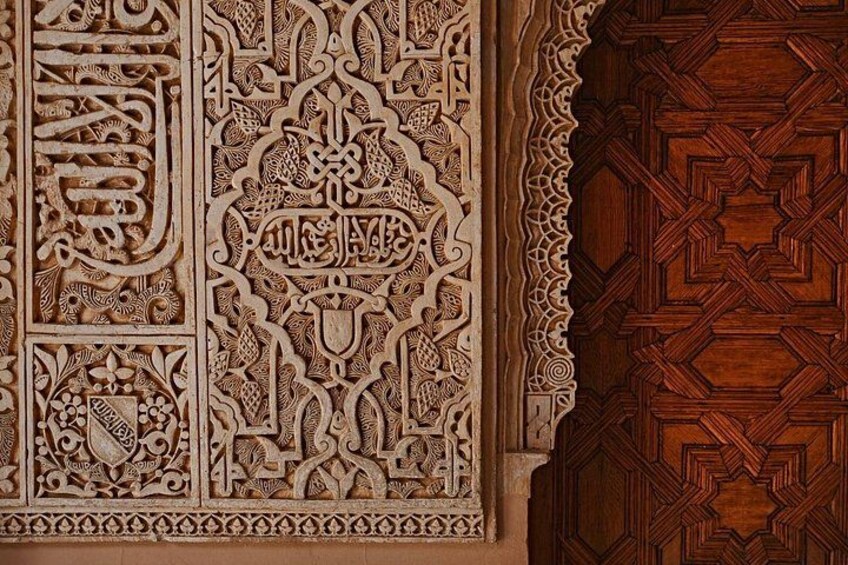 Close-up of arabesque details
Discover Alhambra’s hidden language in every carved arabesque, a tapestry of faith, art, and eternal beauty. 3
