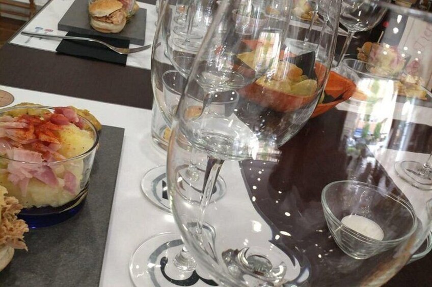 Indulge in Cordoba: Local Wines & Tapas Tasting 4
