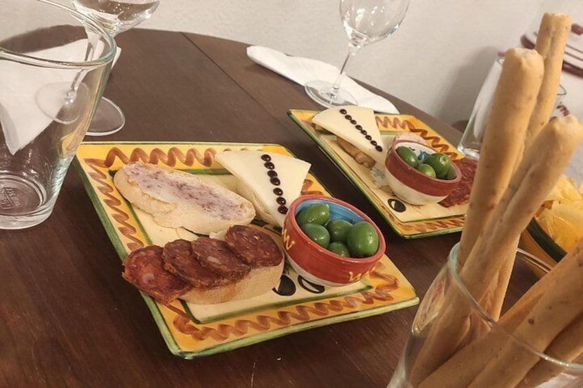 Indulge in Cordoba: Local Wines & Tapas Tasting 3