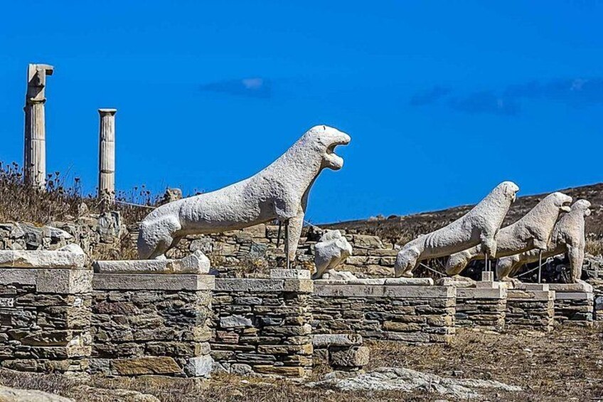 Stone sculptures of animals on a stone wall. 2