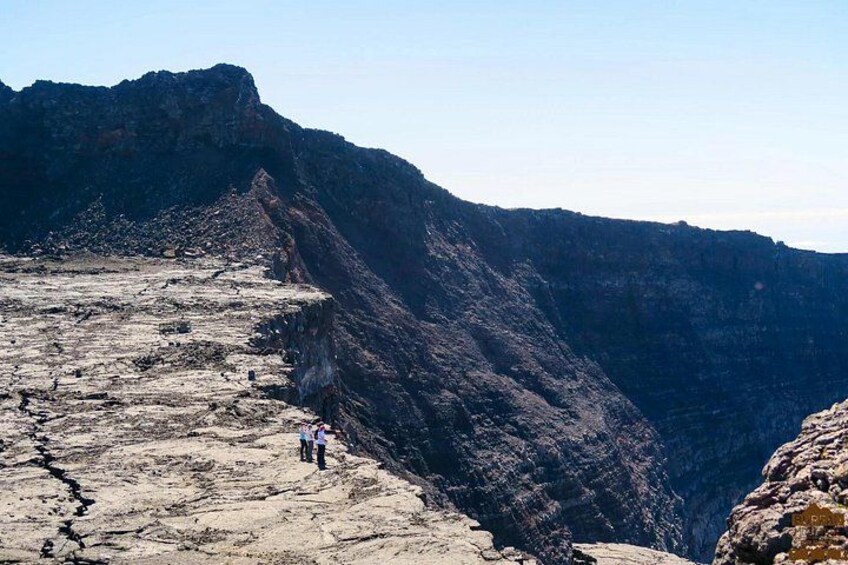 Paesaggio montuoso roccioso con una persona in piedi su una sporgenza. 2