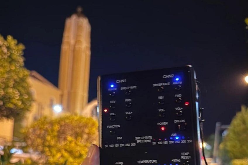 Panel de control con varios botones e indicadores, incluyendo 'CH1', 'CH2', 'SPEED RATE', 'FM', 'VOL+', 'VOL-', 'POWER', 'OFF', 'TEM', 'RESET', y 'TEM RESET'. 2
