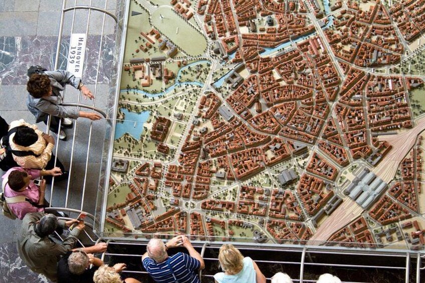 Un modello dettagliato di un paesaggio urbano con un fiume, edifici e un ponte. 3