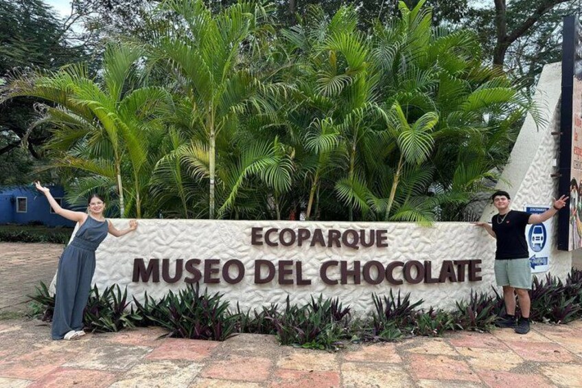 En skylt för Ecoparque Museo del Chocolate, med palmer i bakgrunden. 4