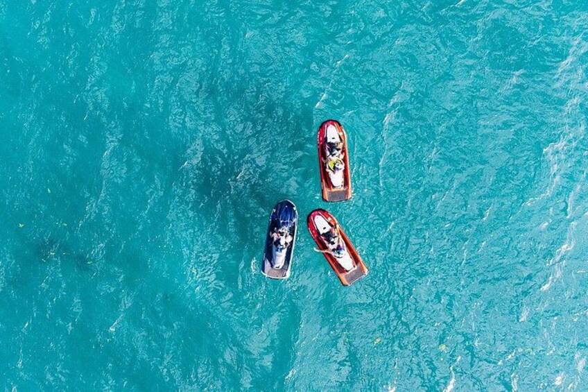 Trois bateaux sur une eau turquoise. 2