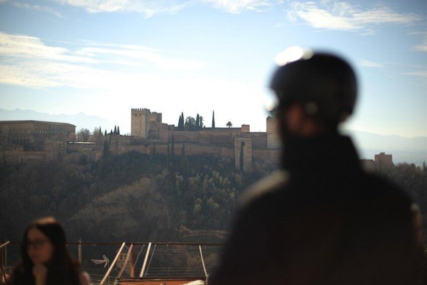 Un castillo histórico en una colina bajo un cielo despejado. 2