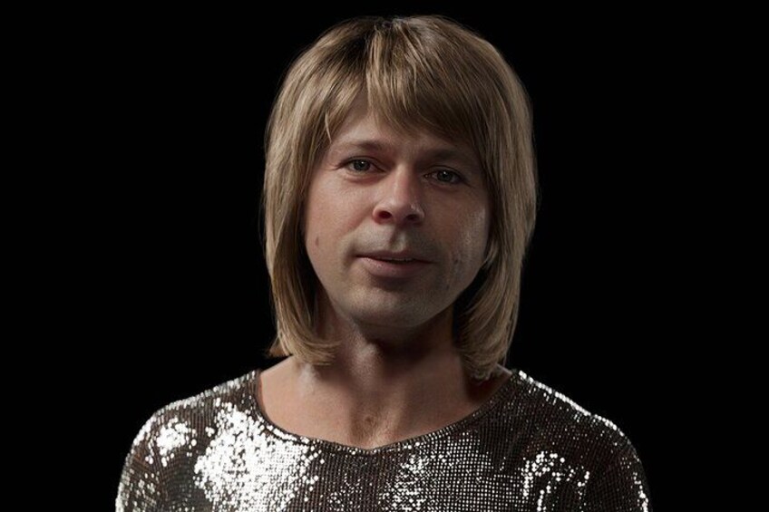 Une personne portant un haut brillant, orné de paillettes. 3