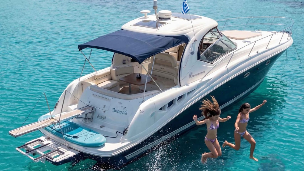 Eine Yacht mit überdachtem Deck und einer Bugwelle. 5