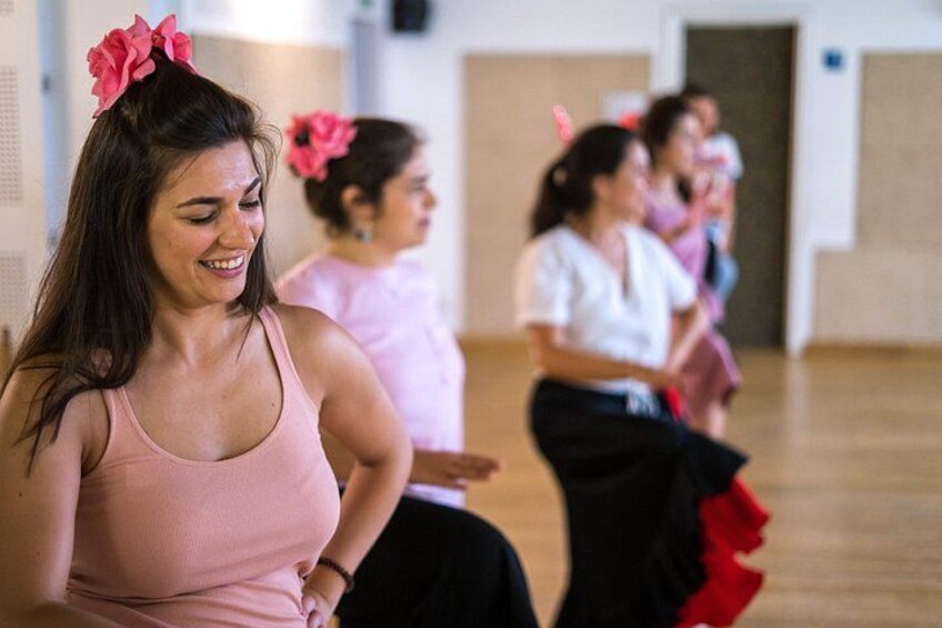 Un groupe de personnes se trouve dans un studio de danse, dont le sol est en bois et les murs sont recouverts de miroirs. 1