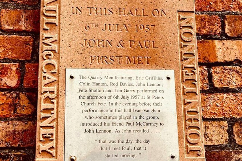 Une plaque commémorative, fixée à un mur de briques, rappelle la première rencontre de John et Paul lors de la fête de l’église Saint-Pierre, le 6 juillet 1957. 3
