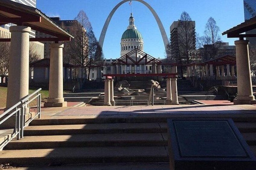 Kiener Plaza, Old Court House,
The Gateway Arch 2