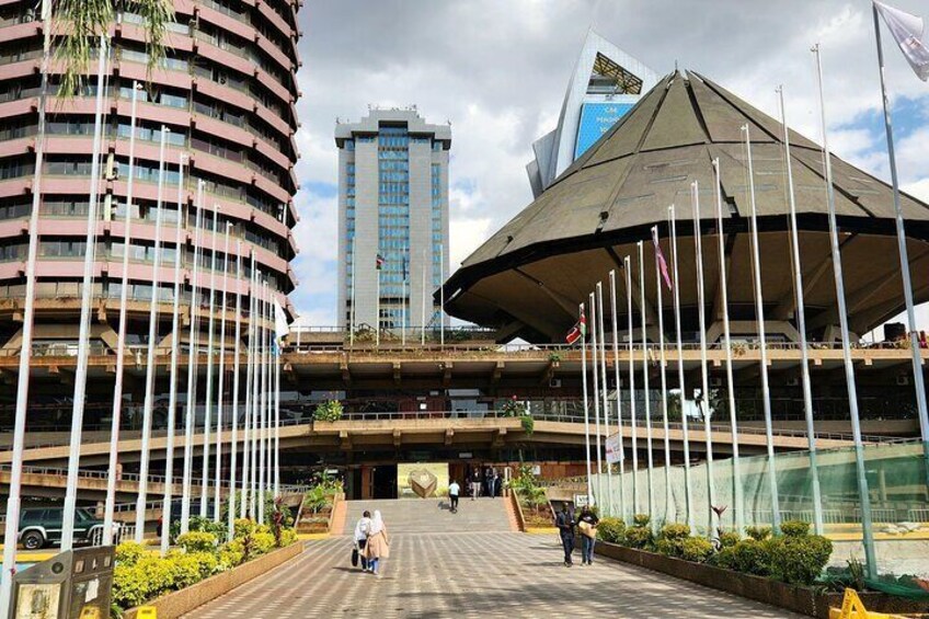 Un edificio moderno con una estructura piramidal única y diseño circular. 2