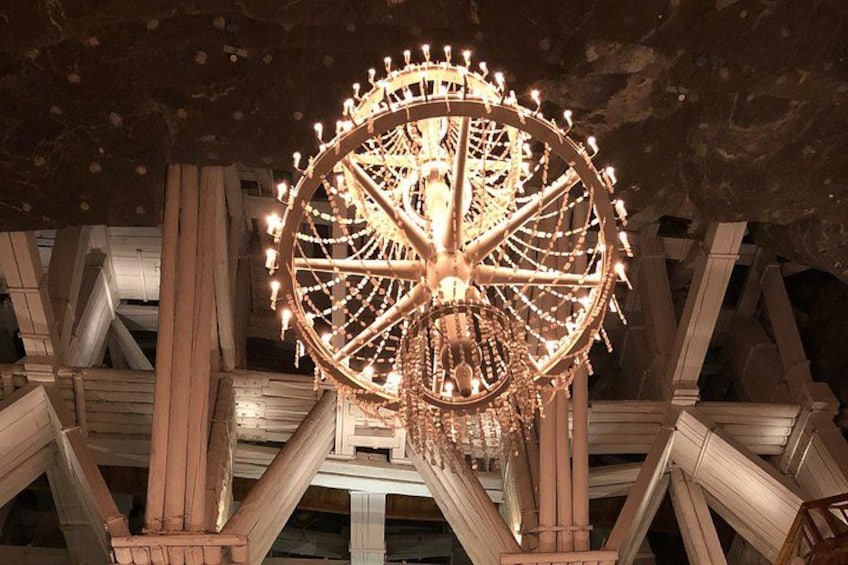 Una grande ruota panoramica illuminata, sullo sfondo di una struttura in legno a graticcio. 2