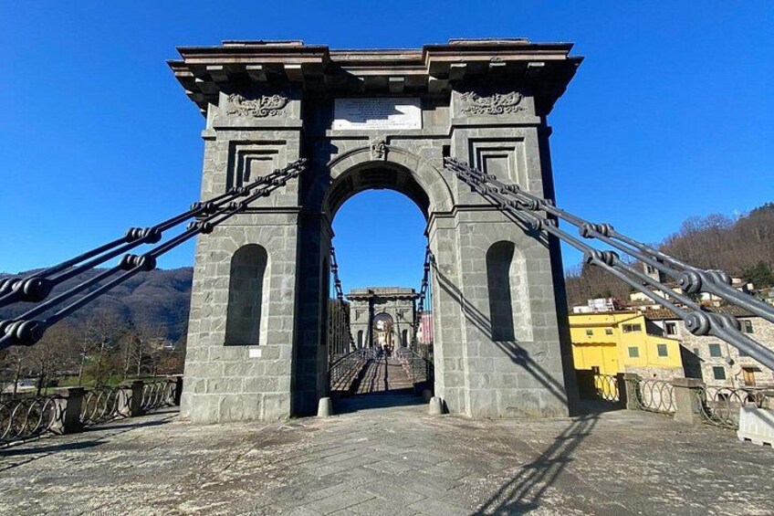 Discover the Valley of Lucca with a private tour by van 2