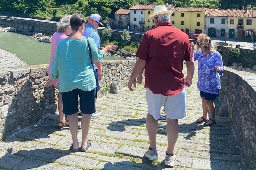Discover the Valley of Lucca with a private tour by van 5