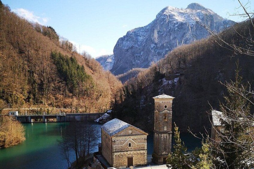 Discover the Valley of Lucca with a private tour by van 2