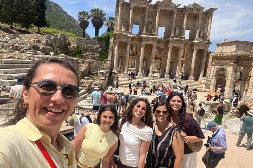 Eine Gruppe von Menschen vor den antiken Ruinen der Bibliothek des Celsus in Ephesus. 1