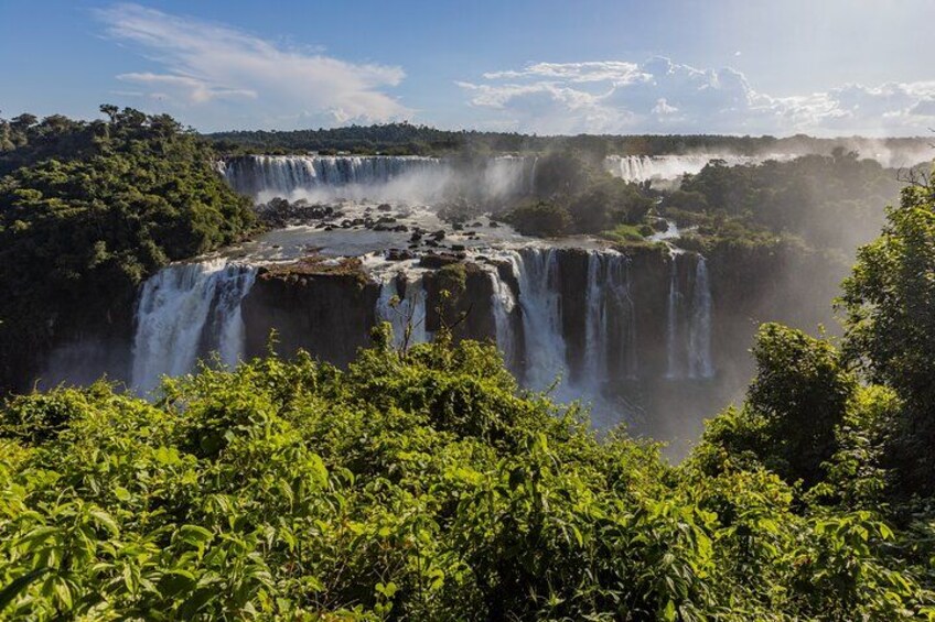 Une cascade à plusieurs niveaux, entourée d’une végétation luxuriante. 2