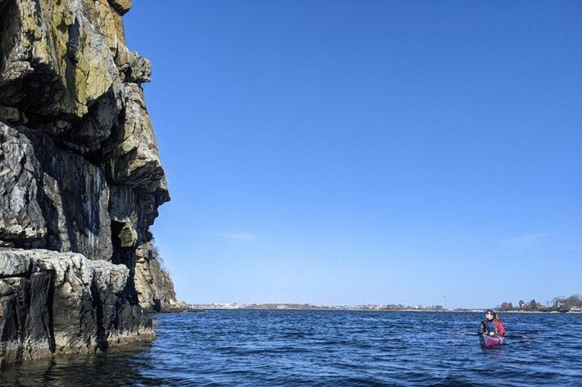 Un kayakiste sur une étendue d’eau calme, avec des falaises rocheuses d’un côté. 4