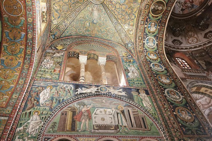 En detaljerad mosaik med religiösa figurer och arkitektoniska element. 3