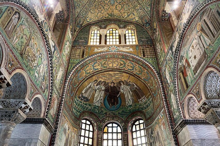 Ein prachtvoller Innenraum mit aufwendigen Mosaiken, Bogenfenstern und filigranen architektonischen Details. 5