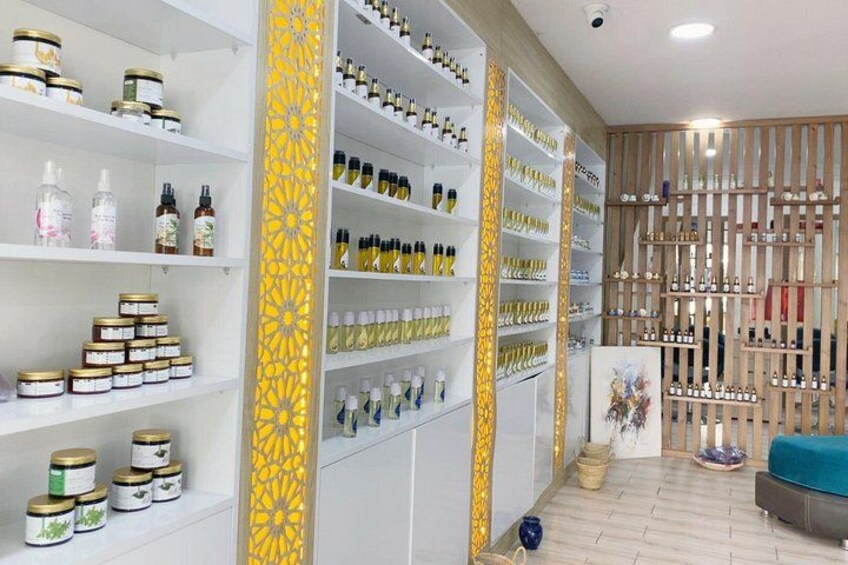 En butik med hylder fyldt med produkter, en dekorativ gul søjle og en træafskærmning. 4