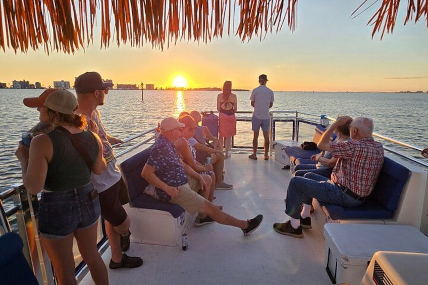 Personas en un bote al atardecer. 1