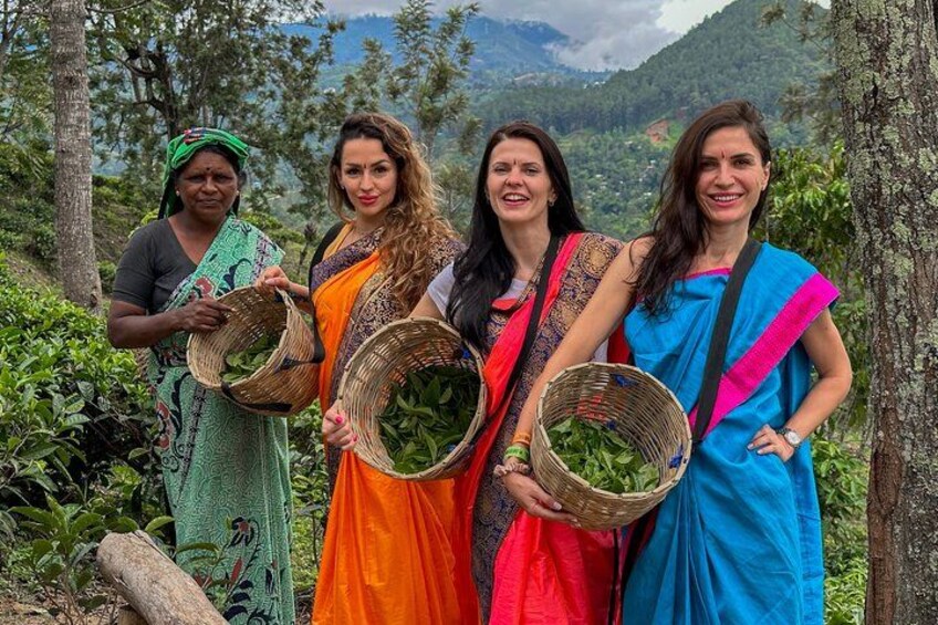 Quatre femmes tenant des paniers tressés dans un paysage montagneux. 1