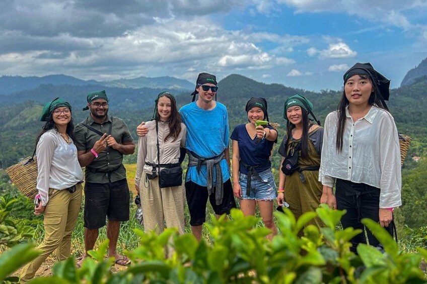 Un gruppo di persone in piedi su una collina, con un paesaggio montuoso sullo sfondo. 2