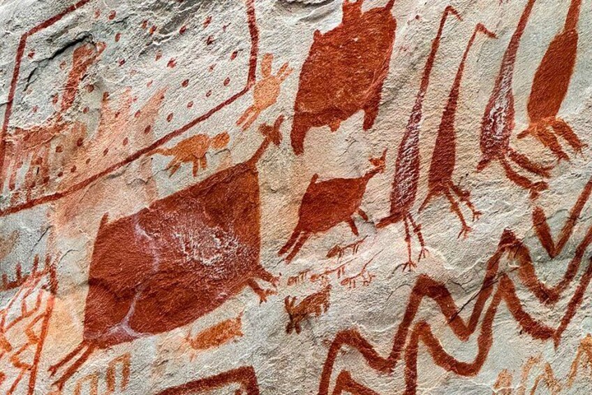 Arte rupestre antiguo con figuras de animales y diseños geométricos. 3
