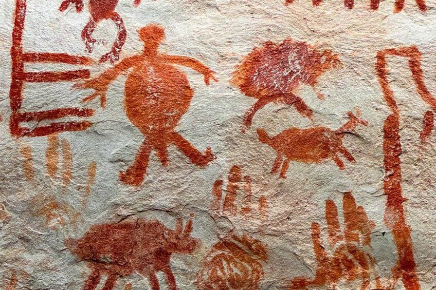 Antiguos grabados rupestres de figuras humanas y animales. 4