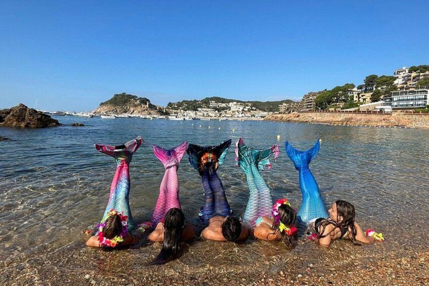 Una playa con agua cristalina y un litoral rocoso. 5