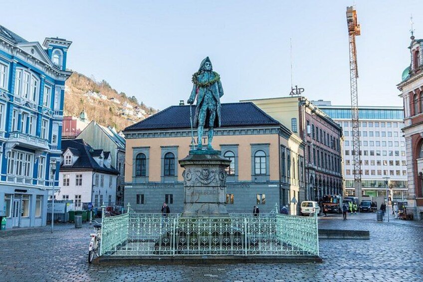 Una estatua en una plaza rodeada de edificios. 2
