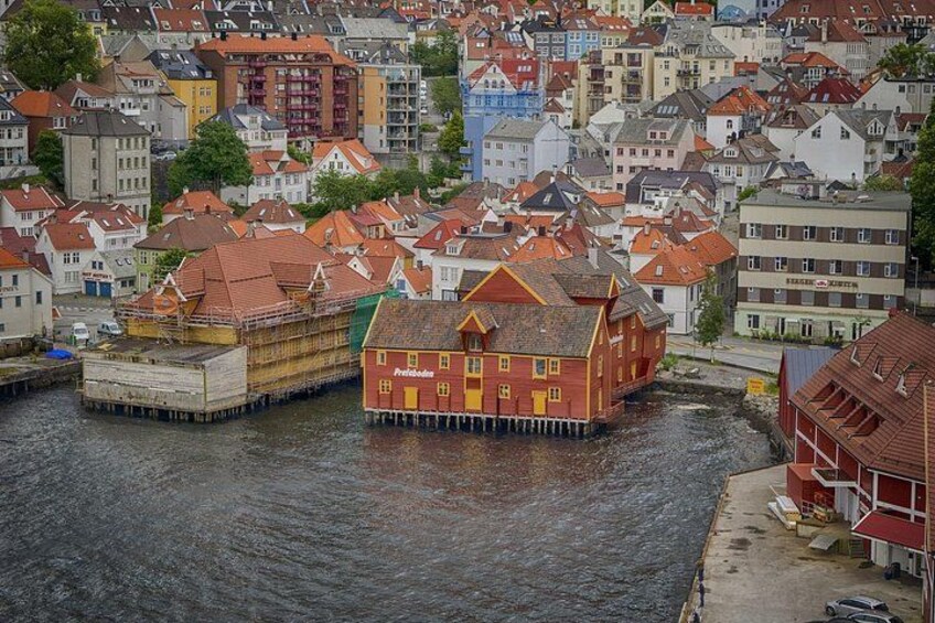 Un pueblo costero con edificios de techo rojo, un muelle y un embarcadero. 4