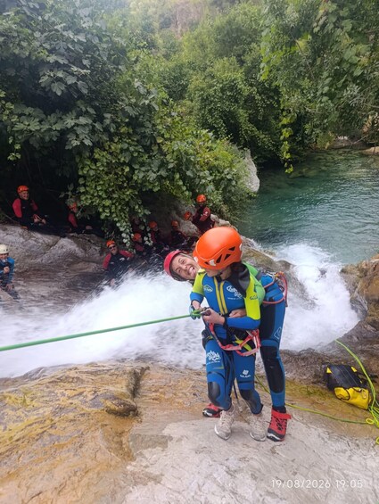 Un gruppo di persone pratica rafting su un fiume che scorre attraverso una zona boschiva. 5