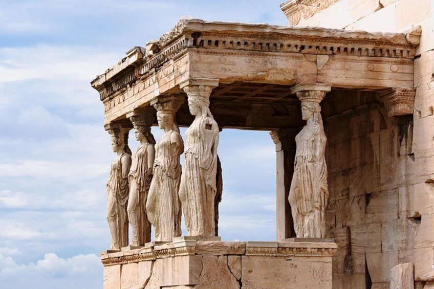 Arquitectura griega antigua con columnas y estatuas. 5
