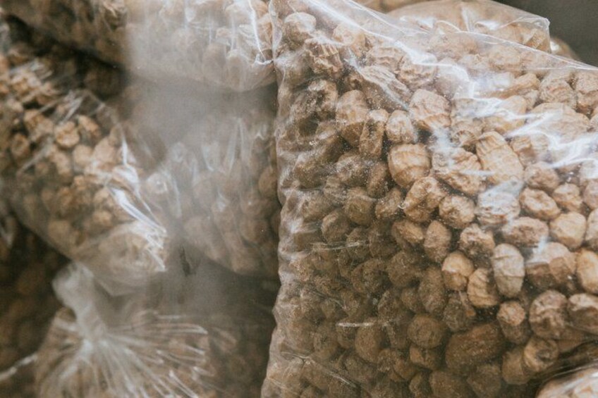 Säcke mit vermutlich Holzpellets oder ähnlichem Material. 5