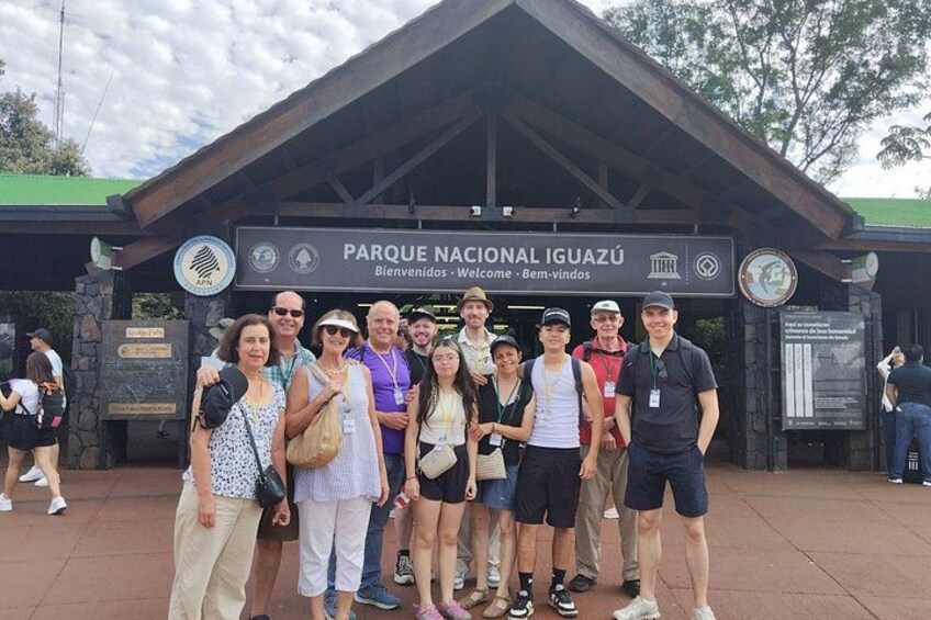 Un grupo de personas frente al cartel del Parque Nacional Iguazú. 3