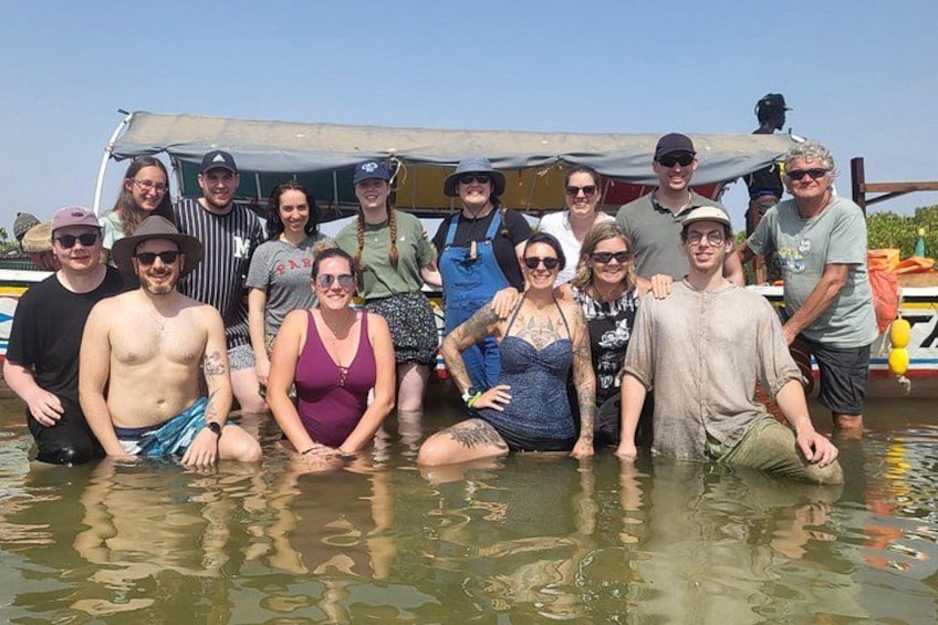 Un grupo de personas en una embarcación en el agua. 1