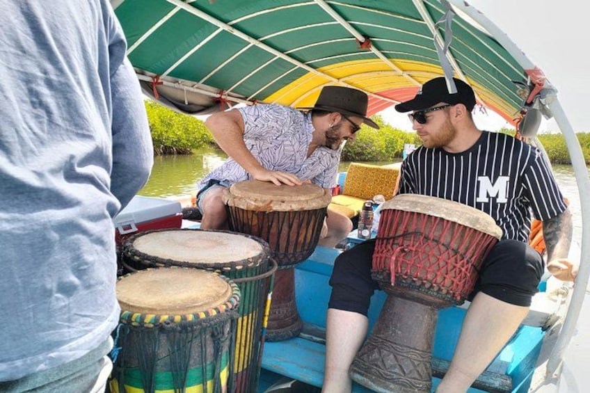 Personas tocando la batería en un barco. 5