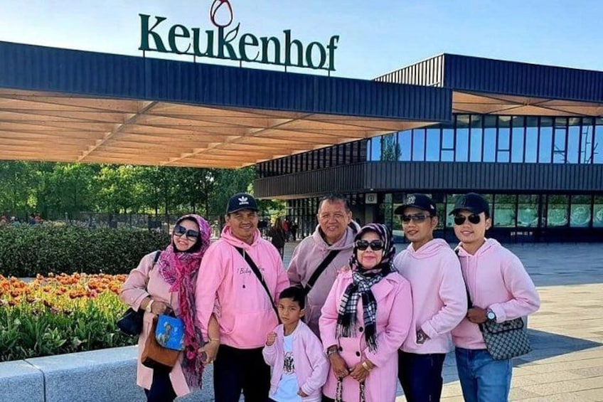 En gruppe mennesker foran en bygning med et skilt, der siger 'Keukenhof'. 1