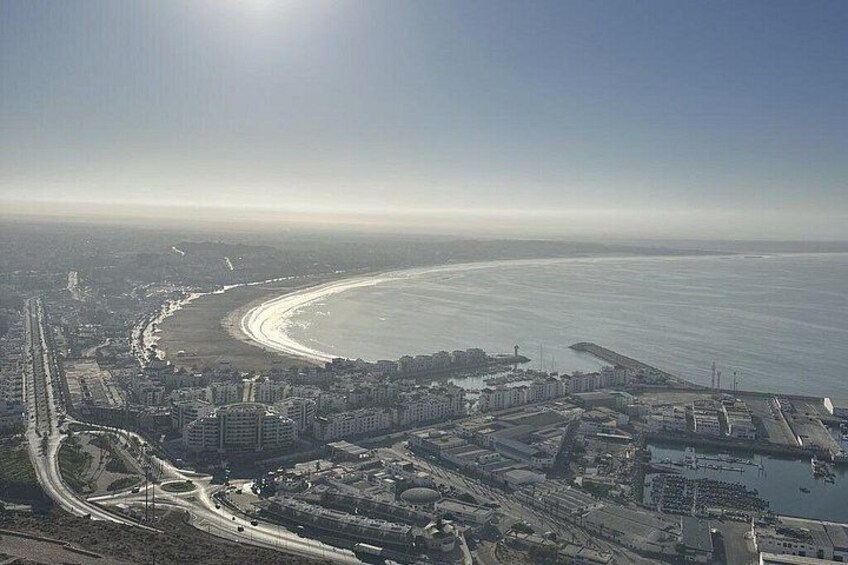 Een kustlandschap met een strand, wegen en gebouwen. 3