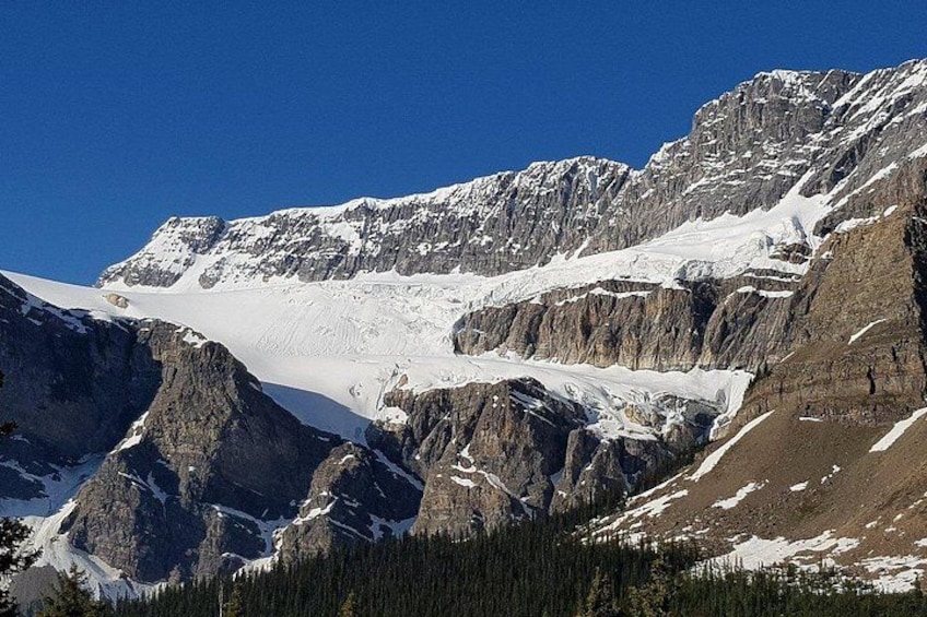 Paisaje montañoso con picos nevados y un glaciar. 3