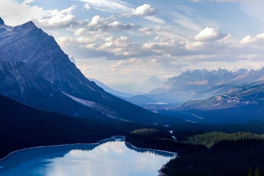 Una cordillera, un lago y un bosque. 4