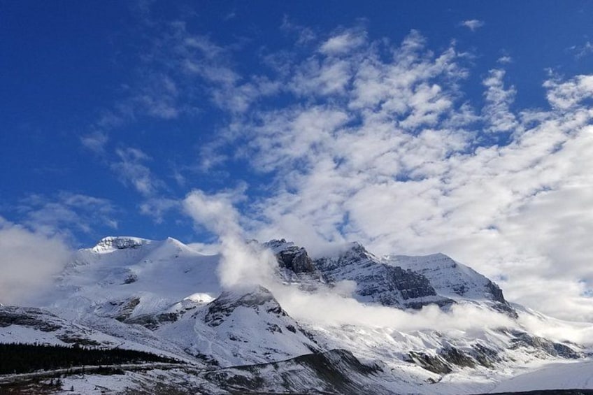 Cordillera nevada con nubes. 1
